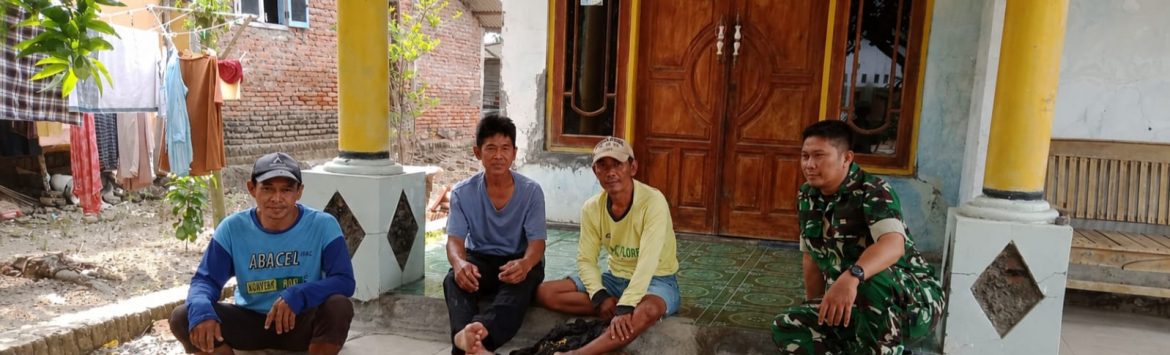 Babinsa Koramil 1605/Sukagumiwang Komsos Bersama Warga Desa Sukawera, Perkuat Sinergi dan Keamanan Lingkungan