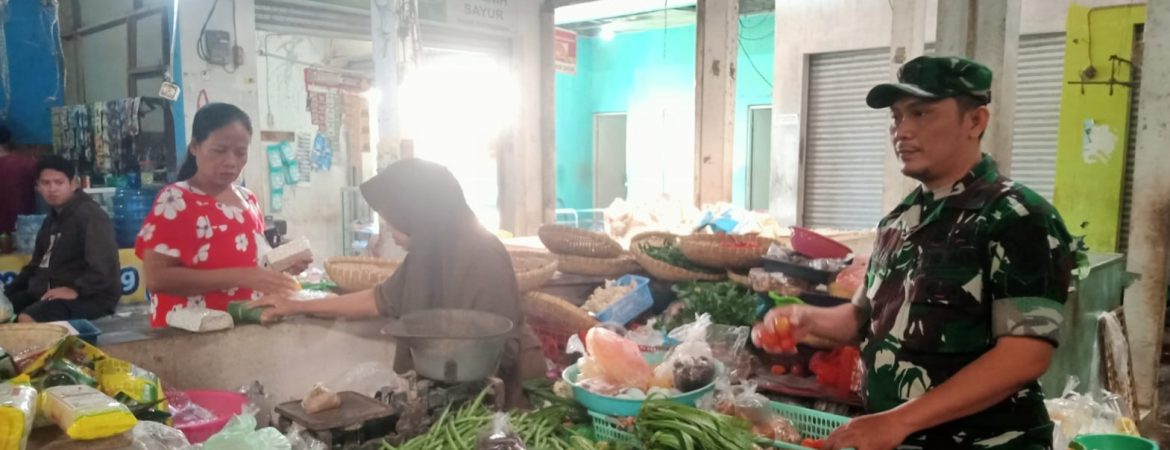 Babinsa Koramil 1605/Sukagumiwang Monitoring dan Pendataan Harga kebutuhan Pokok di Desa Tulungagung