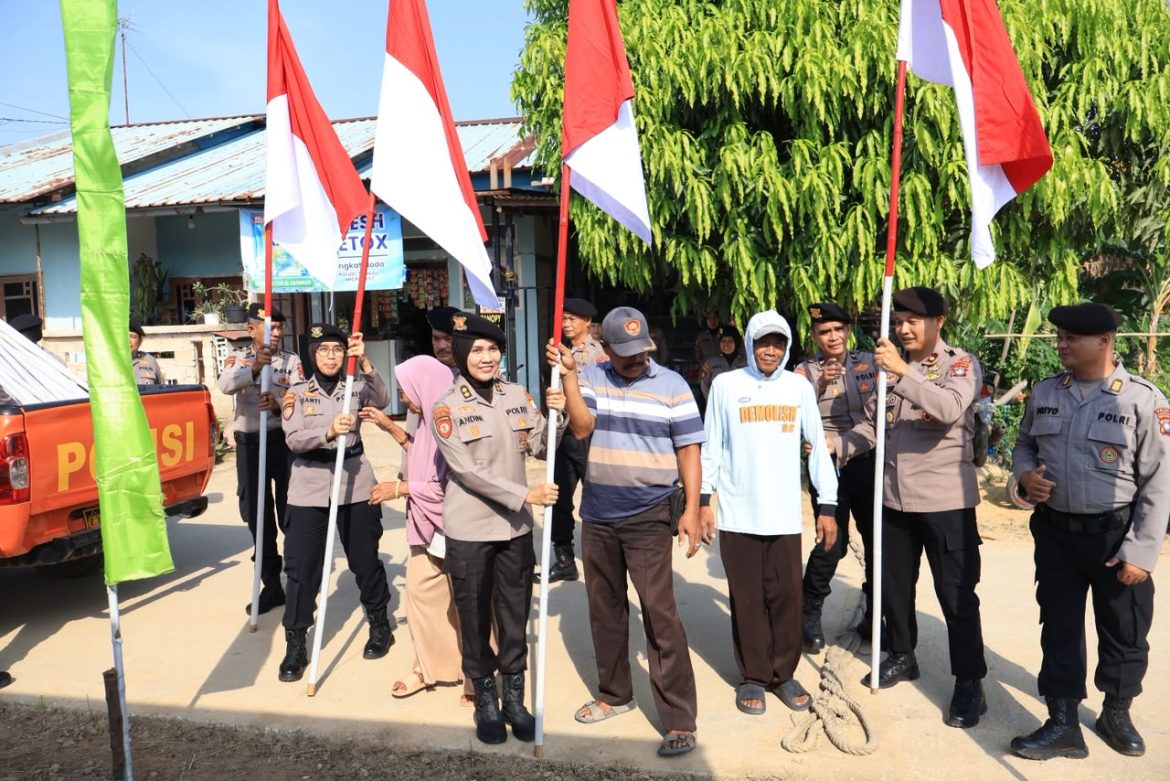 DIRPAMOBVIT POLDA KEPRI BAGIKAN 2.001 BENDERA MERAH PUTIH DAN SEMBAKO KEPADA MASYARAKAT DALAM RANGKA HUT KE-81 KEMERDEKAAN REPUBLIK INDONESIA