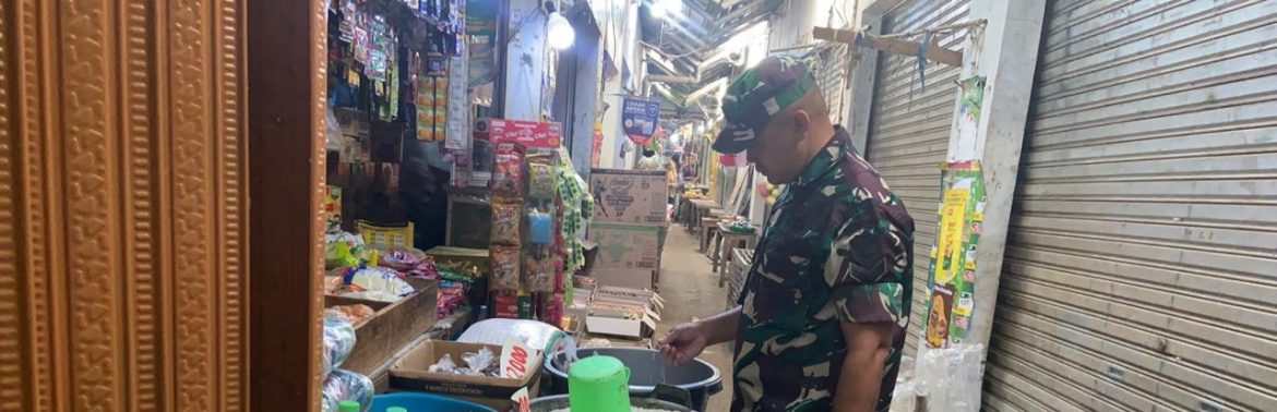 Babinsa Koramil 1605/Sukagumiwang Monitoring Pasar dan Toko Desa Tulungagung