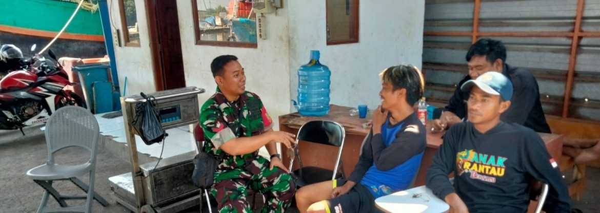 Babinsa Koramil 1601/Indramayu Ajak Warga Desa Karangsong Tingkatkan Kepedulian terhadap Keamanan dan Kebersihan Lingkungan