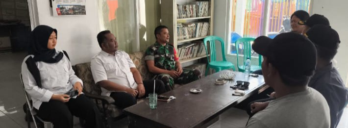 Babinsa Koramil 1608/Karangampel Perkuat Sinergi Melalui Komsos Bersama Perangkat Desa Karangampel