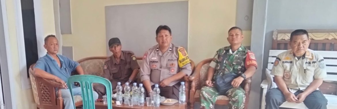 Komsos Bersama Tiga Pilar, Babinsa Koramil 1601/Indramayu Ajak Warga Perkuat Kamtibmas dan Semangat Kebangsaan