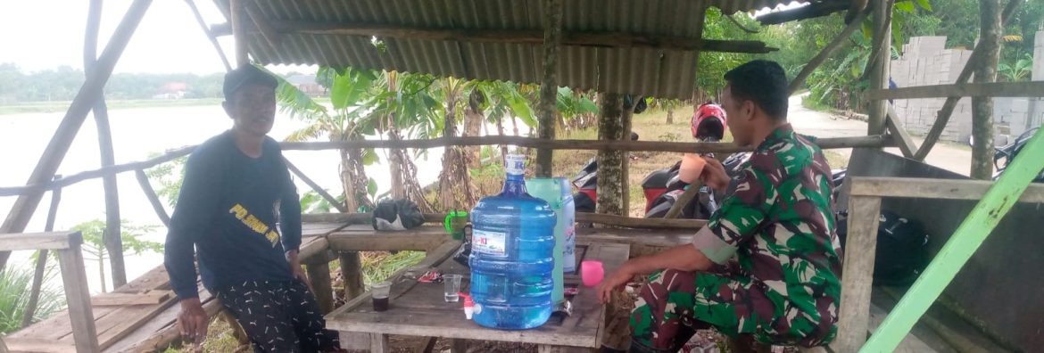 Babinsa Koramil 1603/Lohbener Ajak Warga Desa Legok Perkuat Keamanan Lingkungan Lewat Komsos