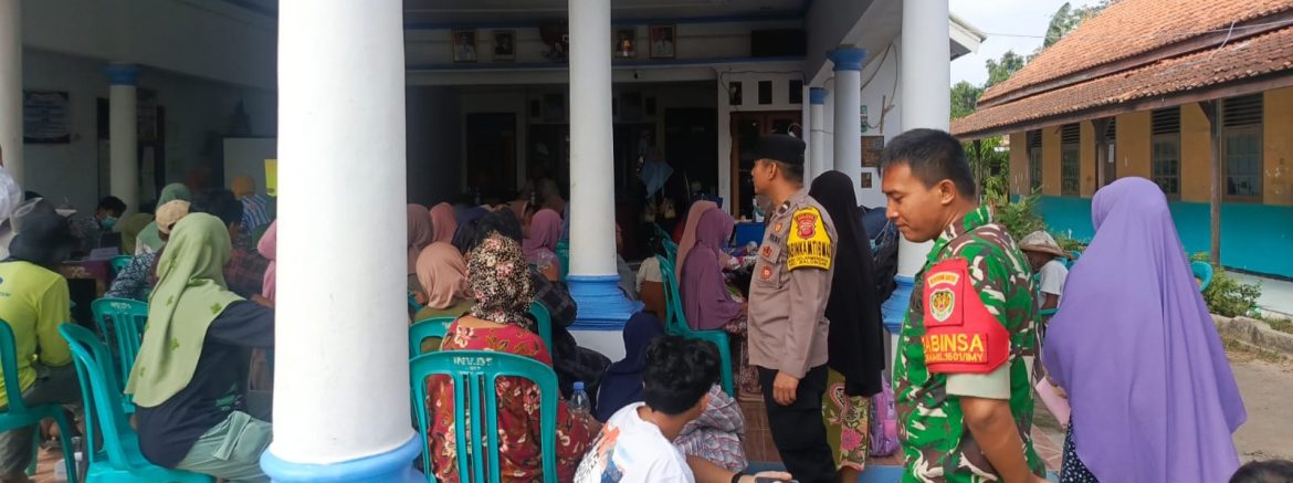 Anggota Koramil 1601/Indramayu Monitoring Cek Kesehatan Gratis di Desa Gelarmandala