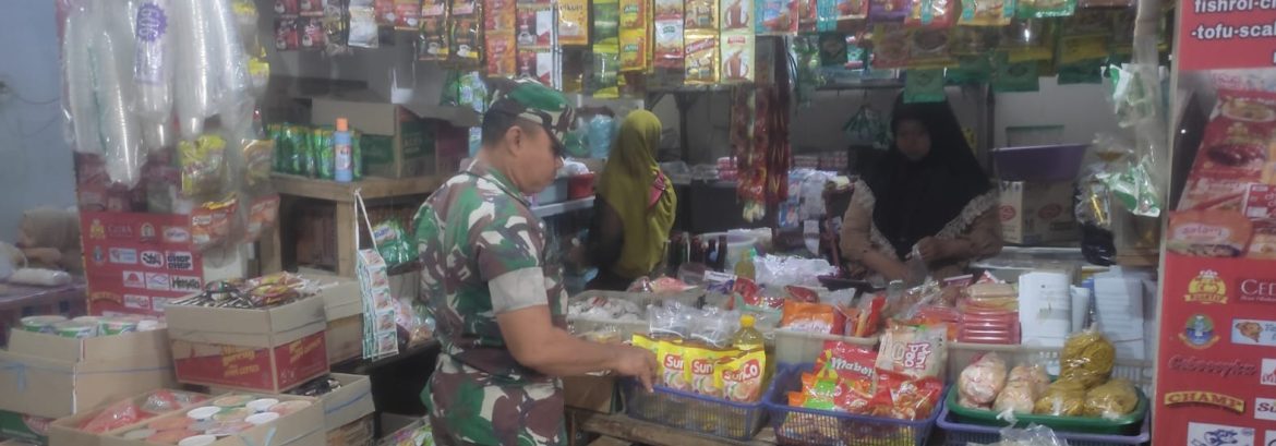 Babinsa Koramil 1605 Sukagumiwang Monitoring Harga Bahan Pokok di Wilayah Binaan