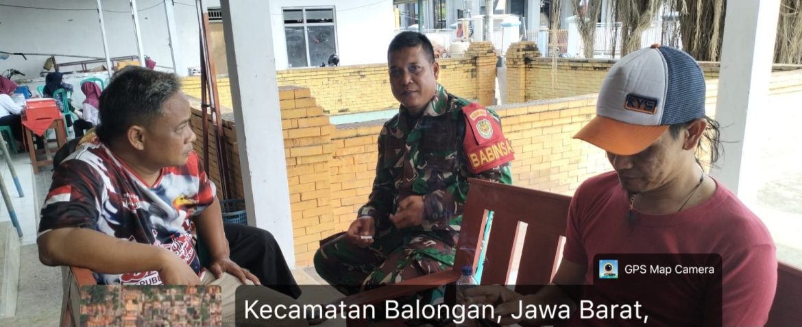 Pererat Silaturahmi, Babinsa Koramil 1601/Indramayu Ajak Warga Sukaurip Jaga Kamtibmas dan Semarakkan HUT RI ke-81