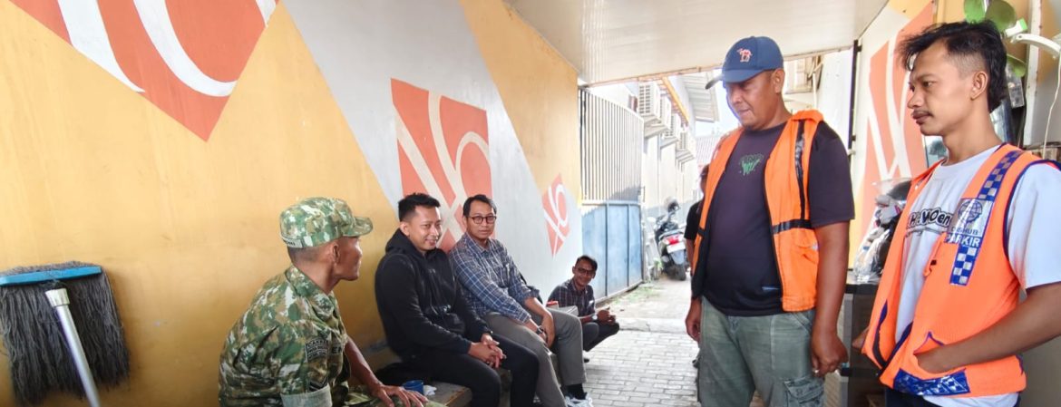 Komsos Babinsa Koramil 1608/Karangampel Edukasi Warga Jaga Kebersihan Lingkungan