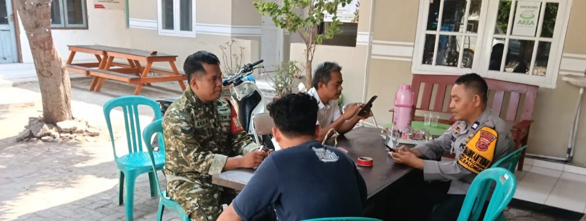 Babinsa Koramil 1601/Indramayu Gelar Komsos Bersama Warga Desa Balongan
