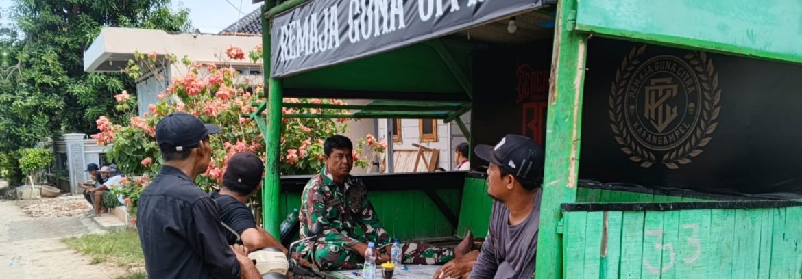Babinsa Koramil 1608/Karangampel Perkuat Komsos, Ajak Warga Jaga Kebersihan dan Keamanan Lingkungan