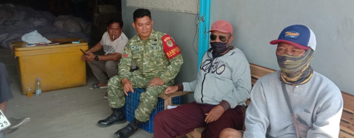 Perkuat Keamanan Lingkungan, Babinsa Koramil 1601/Indramayu Ajak Warga Pabeanudik Waspadai Geng Motor