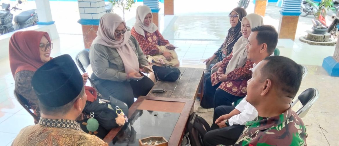 Babinsa Koramil 1603/Lohbener Komsos Bersama Masyarakat Desa Linggajati