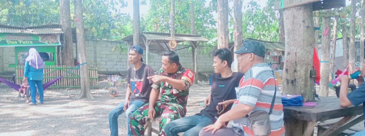 Babinsa Koramil 1608/Karangampel Komsos Bersama Warga Desa Dukuh Jeruk