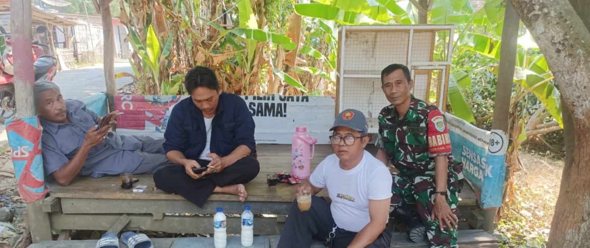 Babinsa Koramil 1601/Indramayu Komsos Bersama Masyarakat Desa Pekandanganjaya