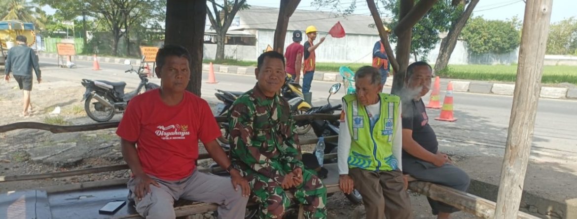 Babinsa Koramil 1605/Sukagumiwang Komsos Bersama Pamong dan Poktan Desa Manguntara