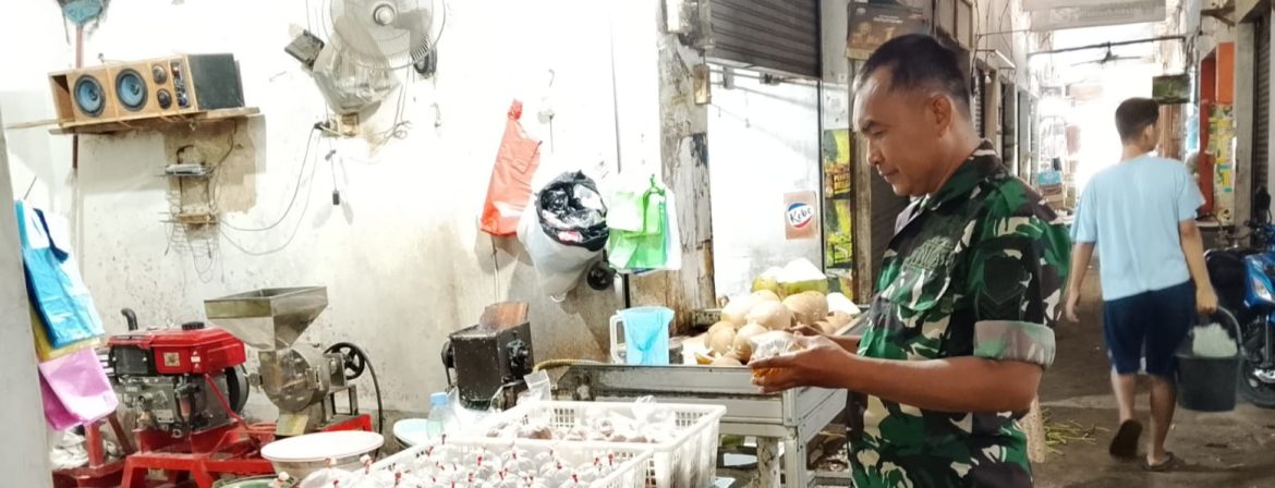 Koramil 1605 Sukagumiwang Monitoring Harga Sembako di Desa Tulungagung