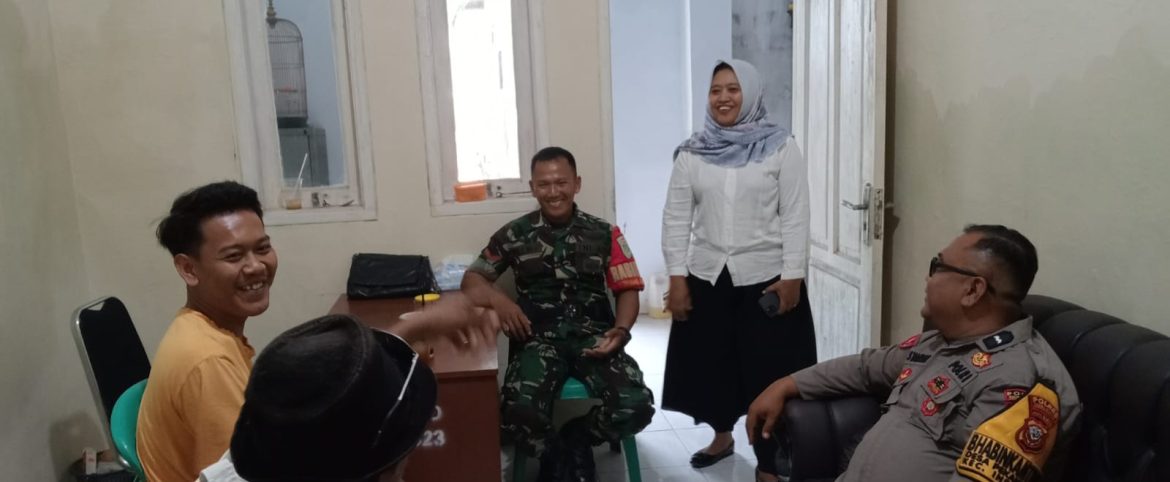 Babinsa Koramil 1601/Indramayu Gelar Komsos di Desa Pekandangan, Ajak Warga Jaga Kamtibmas dan Kebersihan Lingkungan