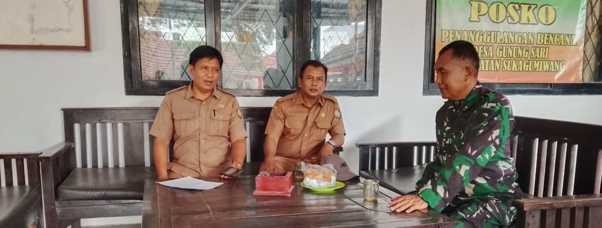 Babinsa Koramil 1605/Sukagumiwang Komsos Bersama Pamong Desa Gunungsari, Bahas Lingkungan hingga Ketahanan Pangan