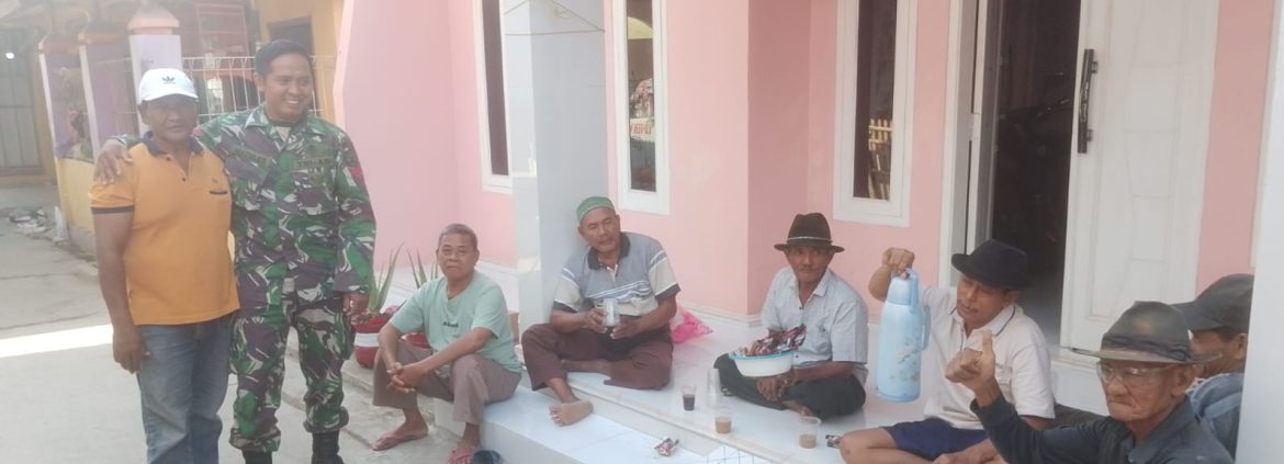 Babinsa Koramil 1601/Indramayu Komsos dengan Warga Desa Rawadalem, Ajak Jaga Kebersihan dan Keamanan Lingkungan