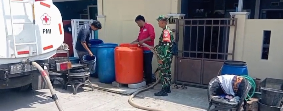 Kemarau Panjang, Koramil 1601 Indramayu Pantau Distribusi Air Bersih untuk Warga BTN Alana 1