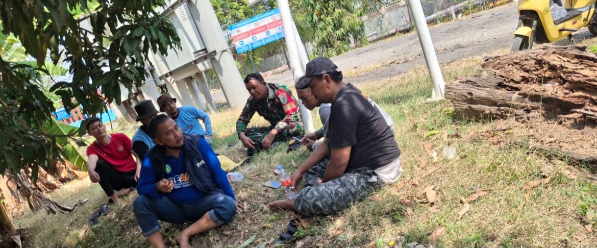 Babinsa Koramil 1608 Karangampel Jalin Komsos Bersama Warga Kedokan Agung, Ajak Jaga Kebersihan dan Kondusivitas