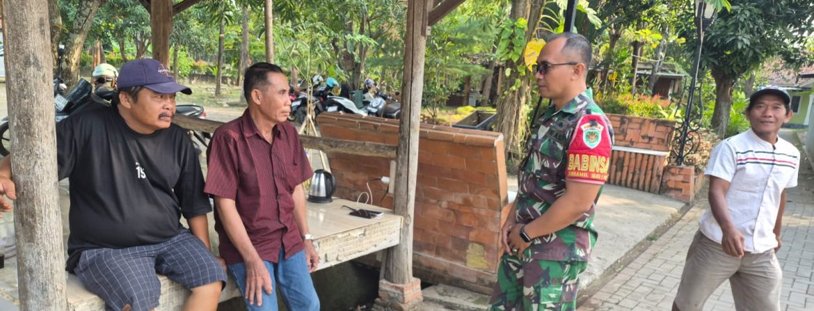 Komsos Babinsa Koramil 1601/Indramayu di Desa Tegalurung Perkuat Kedekatan dengan Warga