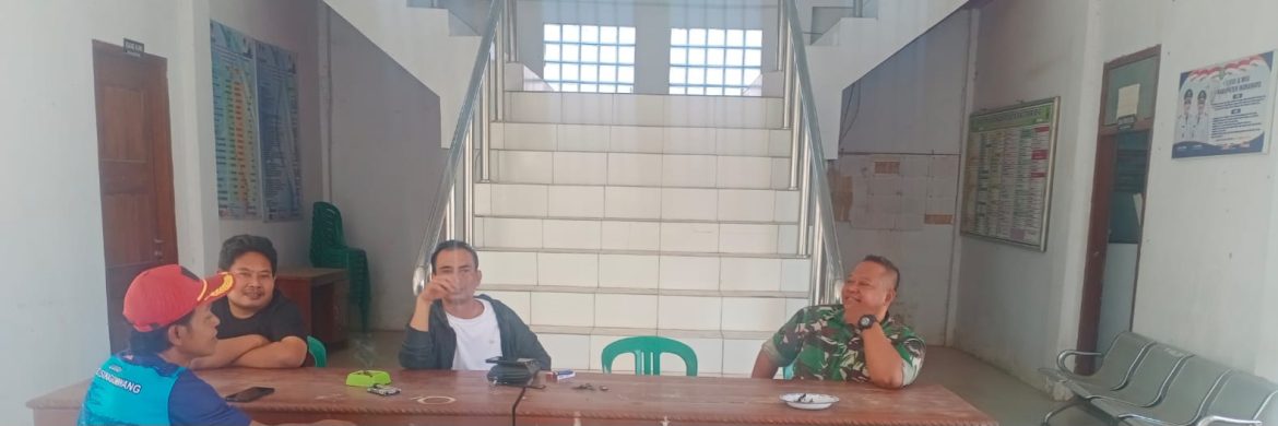 Babinsa Koramil 1605 Sukagumiwang Komsos Bersama Masyarakat dan Pemdes Desa Sukagumiwang, Perkuat Sinergi di Wilayah Binaan