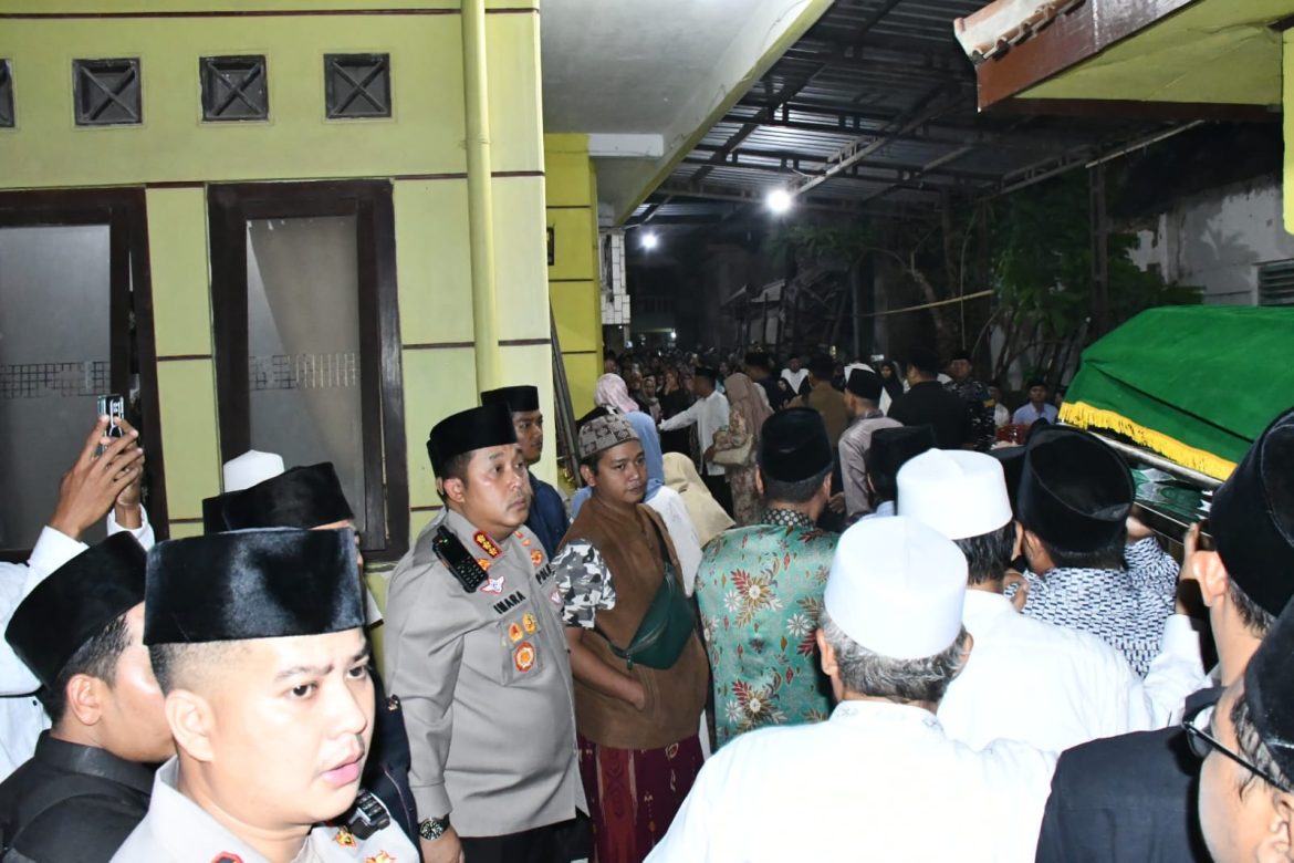 Kapolresta Cirebon Takziah ke Rumah Duka Sesepuh Pondok Buntet Pesantren Almarhum KH. Hasanuddin Kriyani