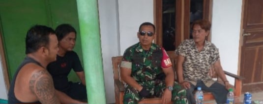 Babinsa Koramil 1608 Karangampel Komsos Bersama Tokoh Pemuda dan Warga Desa Dukuh Tengah