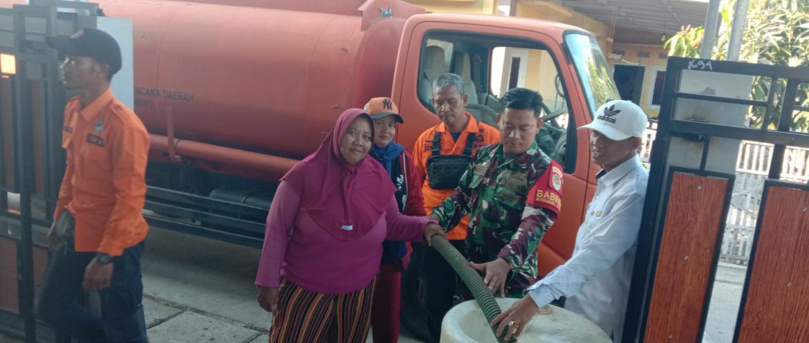 Anggota Koramil 1601 Indramayu Distribusikan 10.000 Liter Air Bersih untuk Warga Pabean Udik