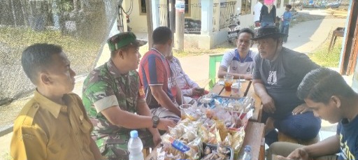 Komsos di Desa Majakerta, Babinsa Koramil 1601/Indramayu Ajak Warga Jaga Kebersihan dan Waspada Kebakaran