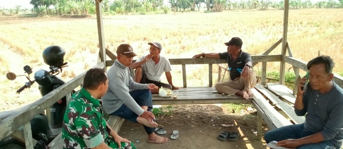 Babinsa Koramil 1608 Karangampel Pererat Silaturahmi dengan Warga Desa Kaplongan Lor