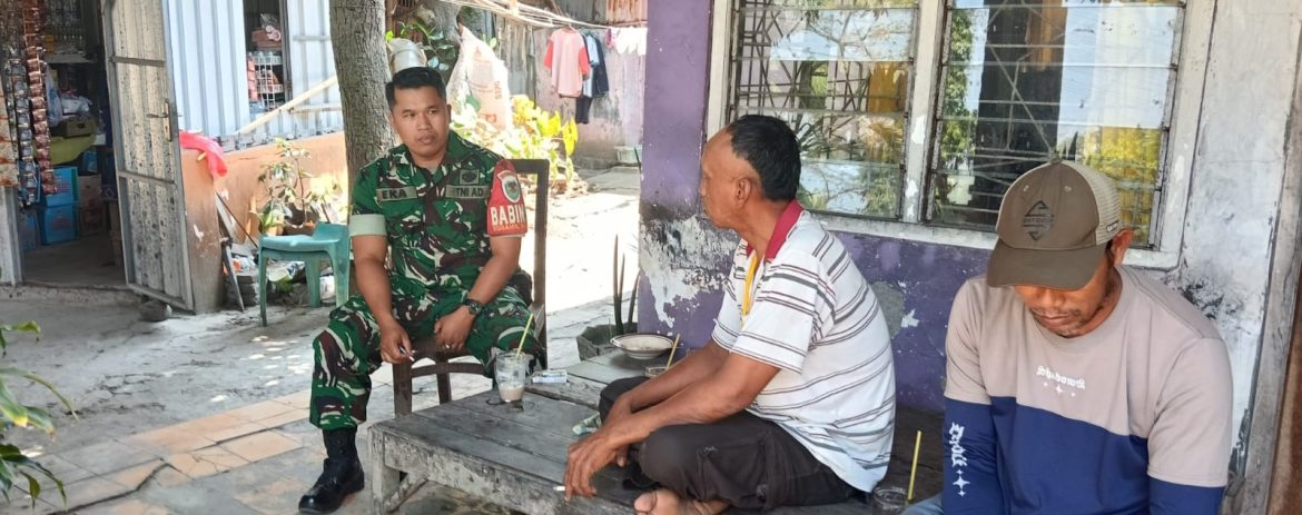 Komsos di Desa Balongan, Babinsa Koramil 1601/Indramayu Ajak Warga Jaga Kebersihan dan Kamtibmas