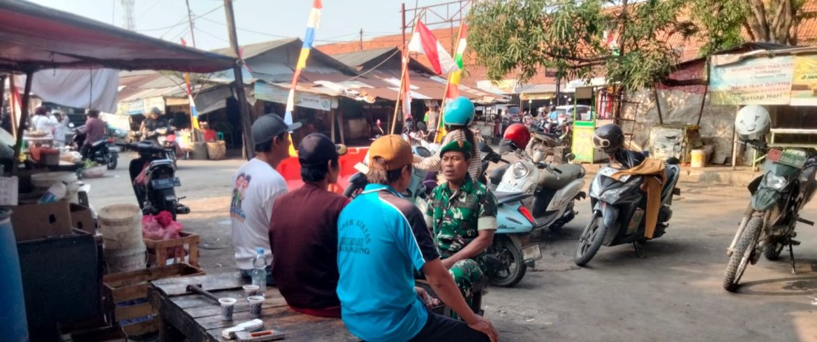 Babinsa Koramil 1601 Indramayu Ajak Warga Karangmalang Jaga Kamtibmas dan Kebersihan Lingkungan
