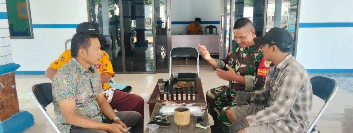 Babinsa Koramil 1603/Lohbener Komsos Bersama Masyarakat dan Pamong Desa Linggajati