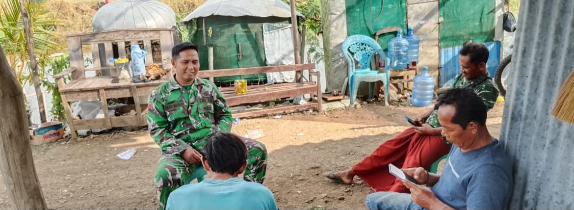 Komsos di Desa Rawadalem, Babinsa Koramil 1601 Indramayu Ajak Warga Jaga Kebersihan dan Kamtibmas