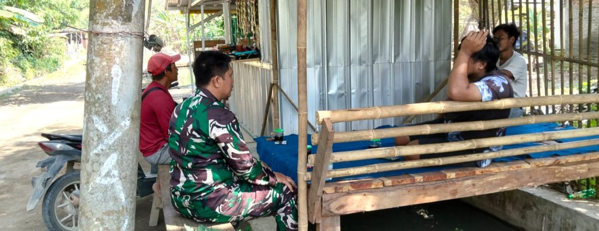 Babinsa Koramil 1605 Sukagumiwang Perkuat Komsos dan Siskamling Bersama Warga