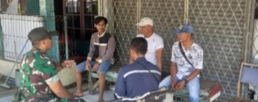 Babinsa Koramil 1608 Karangampel Laksanakan Komsos Bersama Tokoh Pemuda dan Warga di Desa Dukuh Tengah