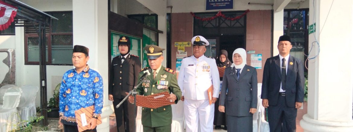 Danramil 1601 Indramayu Laksanakan Upacara Pengibaran Duplikat Bendera Pusaka HUT ke-81 RI Tingkat Kecamatan Indramayu