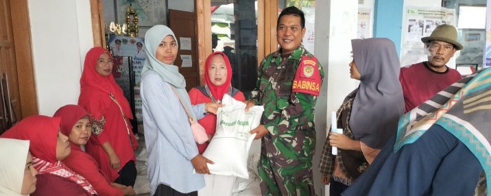 Koramil 1601 Indramayu Dampingi Penyaluran Bantuan Beras untuk 843 KPM Desa Sukaurip