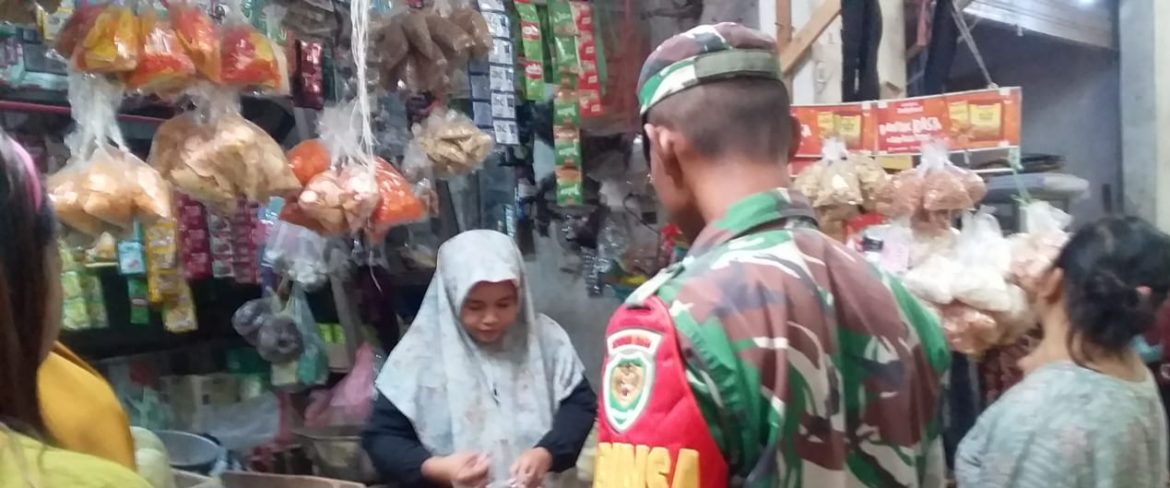 Babinsa Koramil 1605 Sukagumiwang Monitoring dan Pendataan Harga Sembako