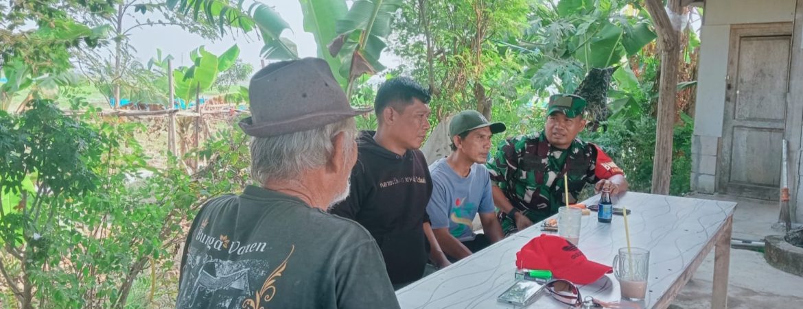 Babinsa Koramil 1608 Karangampel Komsos Bersama Warga Desa Jayalaksana, Perkuat Sinergi dan Kamtibmas