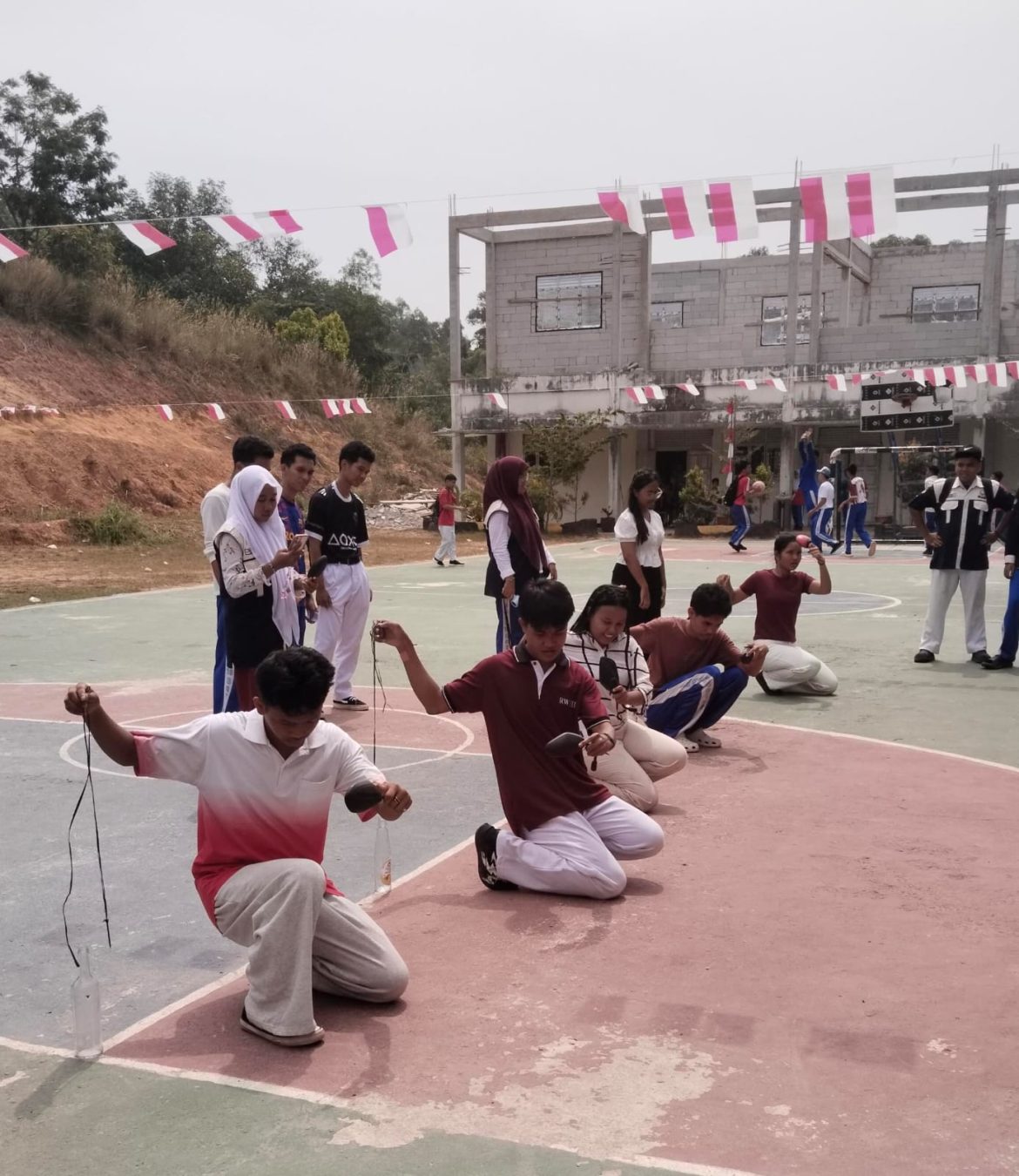 Semangat Juang 45 Guru SMA 28 Batam, Meriahkan HUT ke-81 Kemerdekaan RI