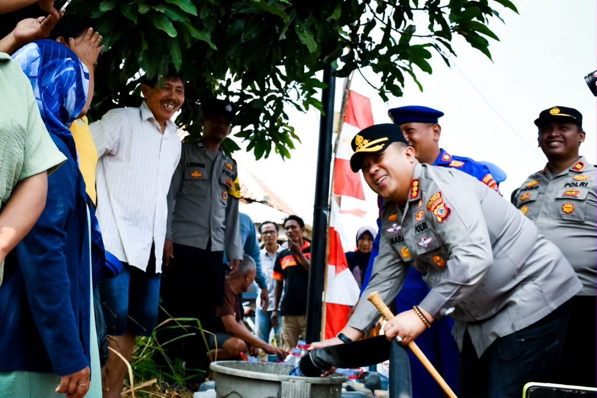Peduli Warga Terdampak Kekeringan, Polresta Cirebon Distribusikan 6.000 Liter Air Bersih ke Desa Slangit