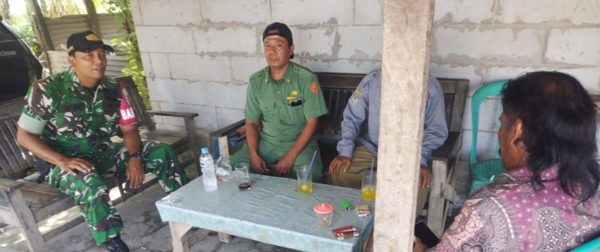Babinsa Koramil 1608 Karangampel Komsos Bersama Warga Desa Kedokan Agung, Imbau Warga Jaga Lingkungan dan Kondusivitas