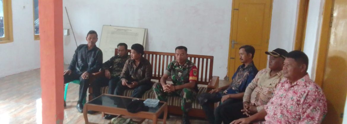 Babinsa Koramil 1605/Sukagumiwang Komsos Bersama Masyarakat Desa Cadangpinggan