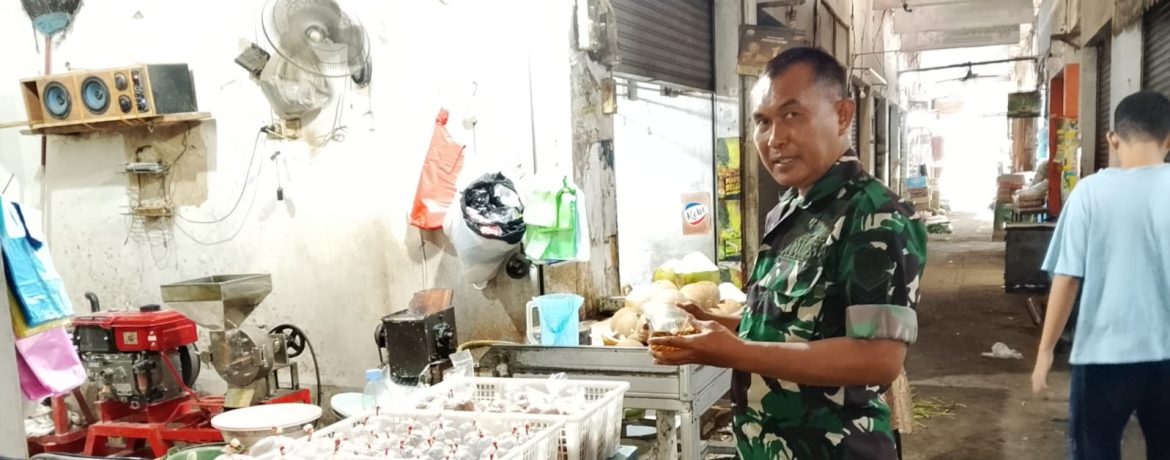 Babinsa Koramil 1605/Sukagumiwang Monitoring dan Pendataan Harga Sembako di Desa Tulungagung