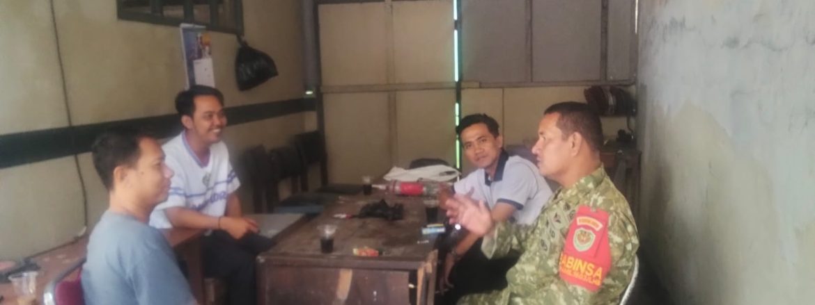 Babinsa Koramil 1603/Lohbener Komsos Bersama Masyarakat dan Pemdes Linggajati