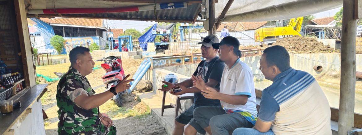 Babinsa Koramil 1608/Karangampel Komsos Bersama Tokoh Pemuda dan Warga Bahas Keamanan Desa Kedokanbunder Wetan