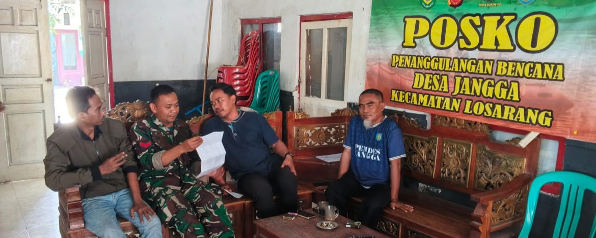 Babinsa Koramil 1611/Losarang Komsos Bersama Masyarakat Desa Jangga, Ajak Warga Jaga Kamtibmas